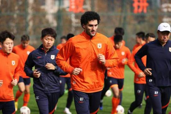 事件哈兰德、多库缺战卢顿本轮英超曼城将在客场迎战卢顿，本场比赛哈兰德确认将会缺席，他并没有随队一同前来卢顿的主场，此外，多库也将缺席本场比赛。
